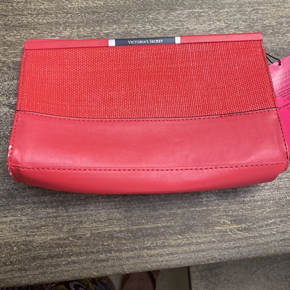Victoria’s Secret clutch bank with clip to close - Picture 4 of 10